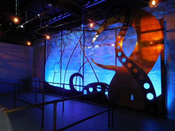 This is one of the interior walls where the queue circles around inside. / DSCN1087.jpg DSCN1087.jpg